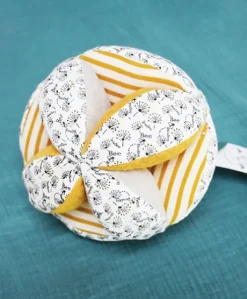Balle d'éveil bébé avec Hochet - Pollen l'abeille en coton BIO - 15 cm - Modèle aléatoire