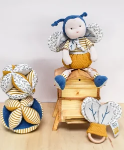 Balle d'éveil bébé avec Hochet - Pollen l'abeille en coton BIO - 15 cm - Modèle aléatoire