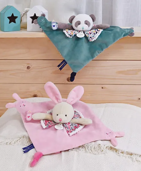 Doudou plat lapin rose avec marionnette à doigt - 30 cm
